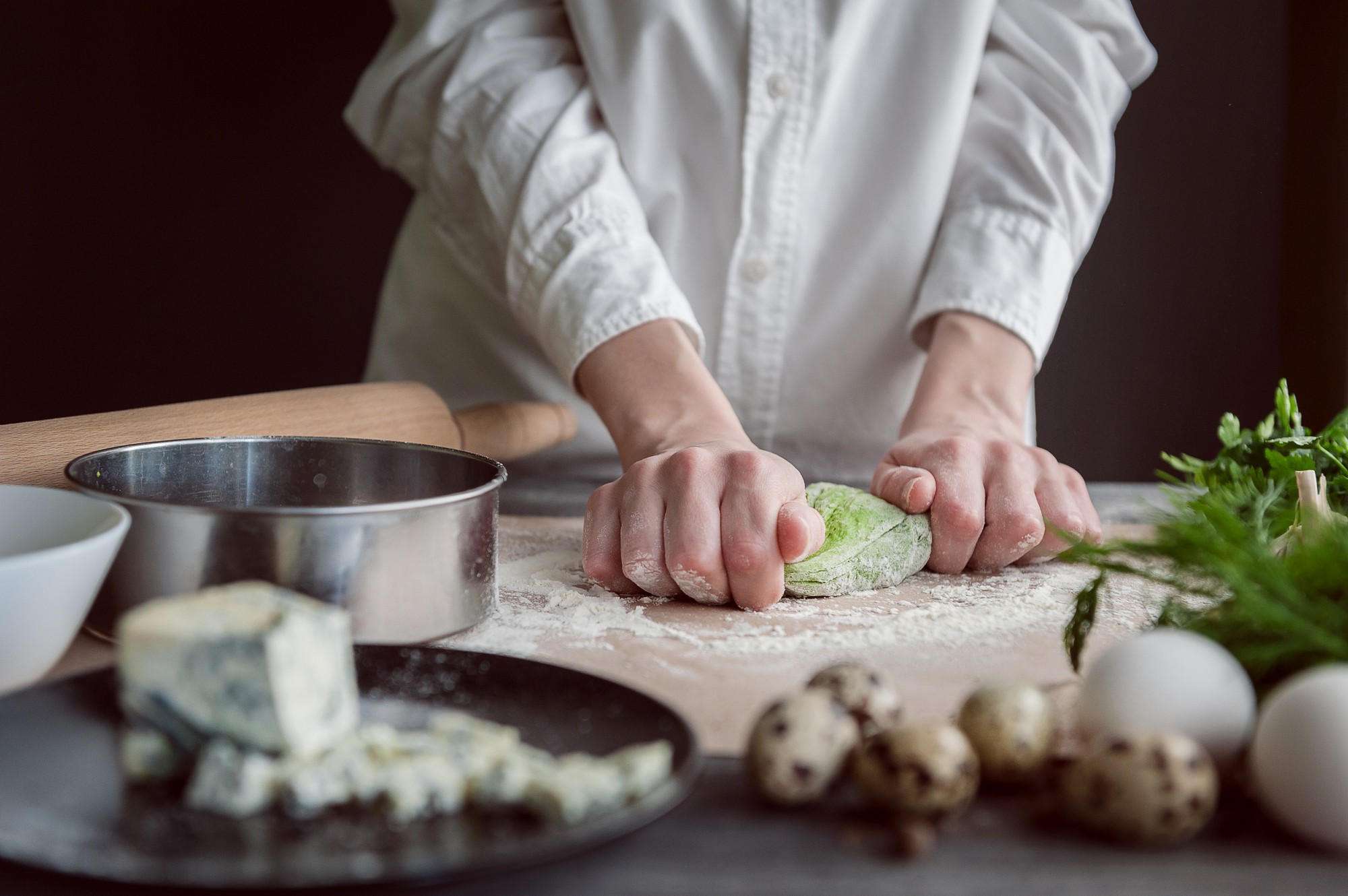 Szef kuchni przygotowujący danie w rustykalnej kuchni